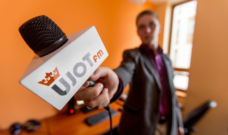 student UJ z mikrofonem
